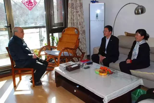 公司領導看望離退休老同志6.jpg 公司領導看望離退休老同志6.jpg